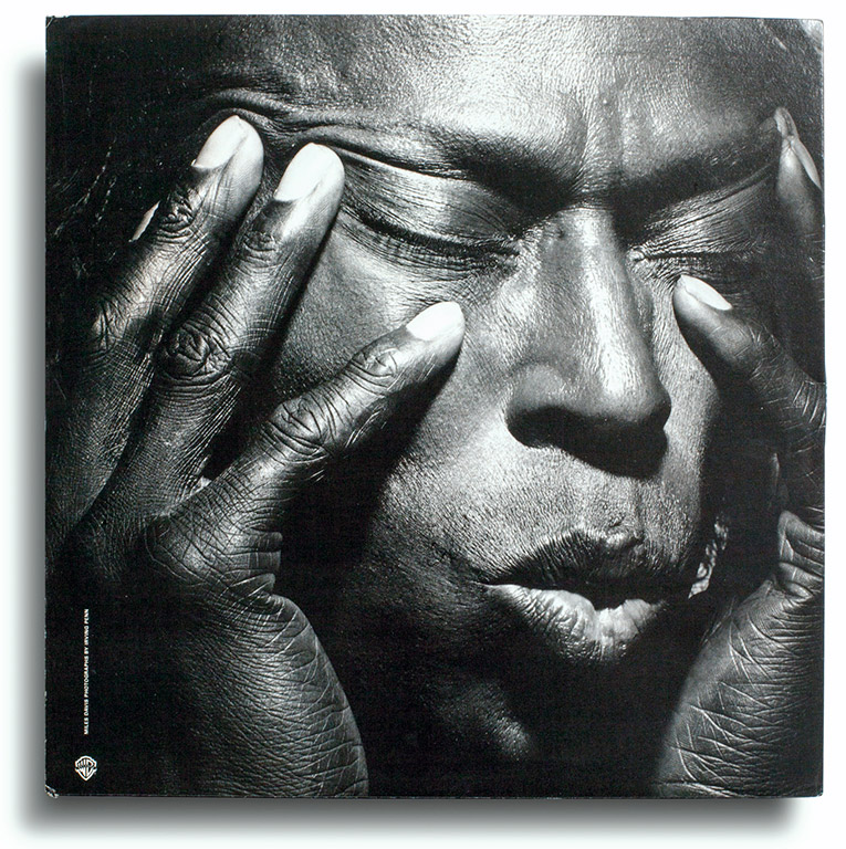 Vinyl: Miles Davis, Tutu, Warner Bros. Records - 1-25490, Estados Unidos, 1986. Photograph by Irving Penn. Designed by Eiko Ishioka.